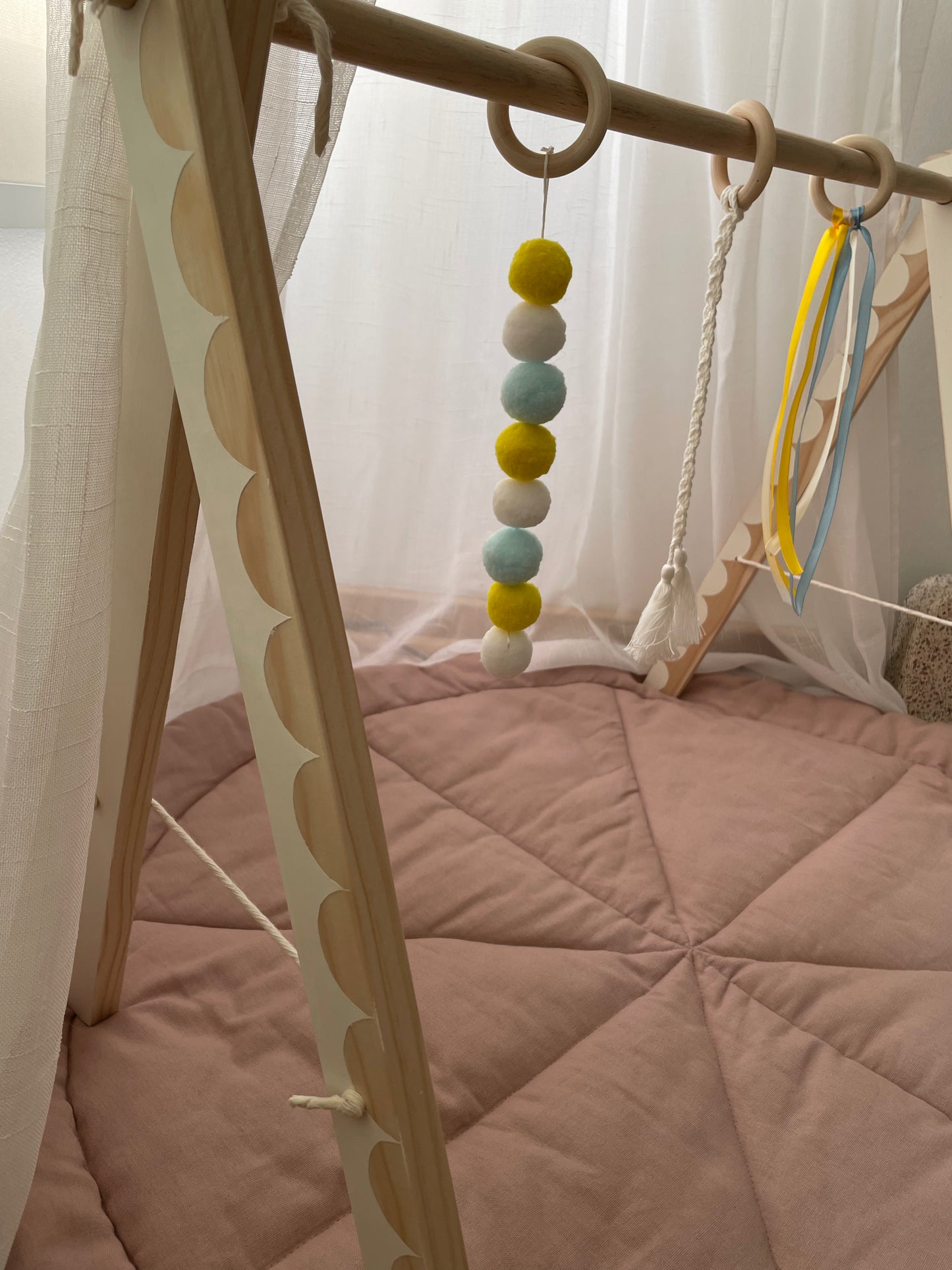 Gimnasio de madera diseño ondeado