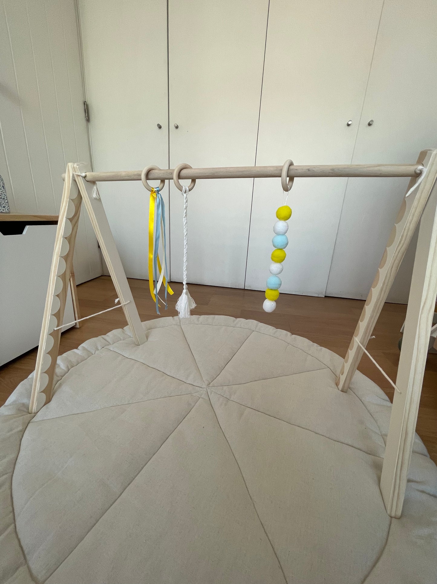 Gimnasio de madera diseño ondeado