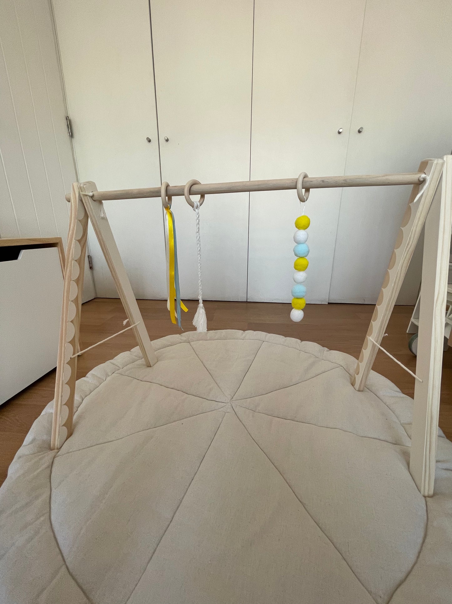 Gimnasio de madera diseño ondeado